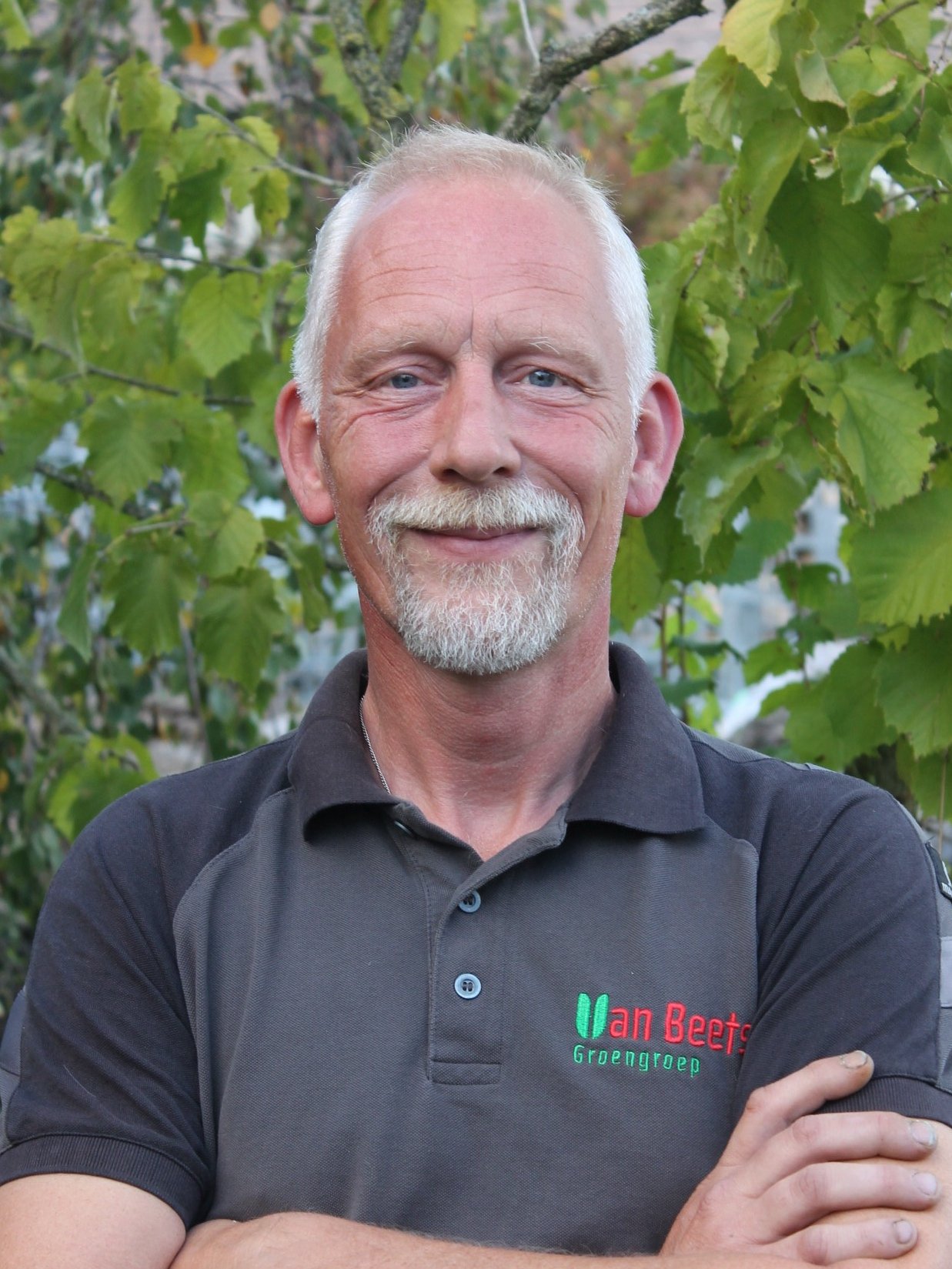 André Eefting, planner en begeleider in het groen bij Stichting Van Beets, buiten voor het groen in een Van Beets-polo