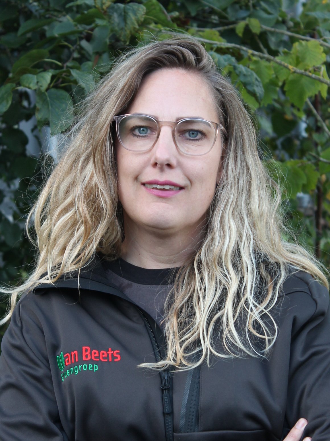Merel Dijkstra, HR en kwaliteit bij Stichting Van Beets, buiten voor het groen